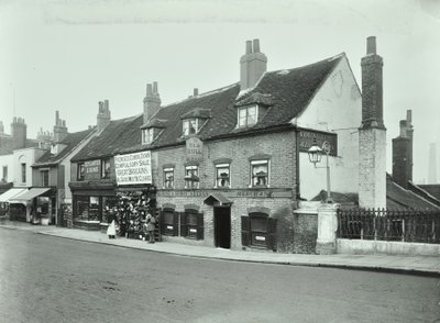 Old Bull, Wandsworth High Street, 1897 von English Photographer