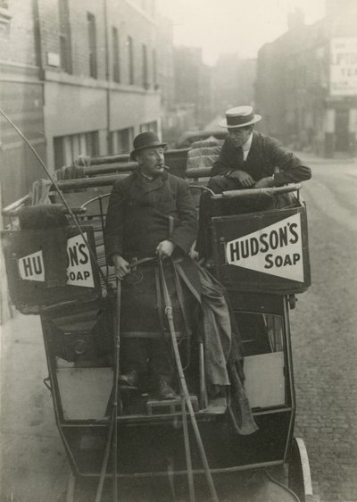 Omnibus und Fahrer von English Photographer