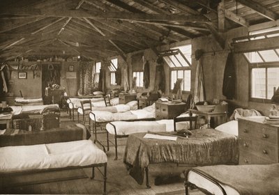 Eines der Schlafzimmer, Donington Hall, Illustration aus Deutsche Gefangene in Großbritannien (Fotogravur) von English Photographer