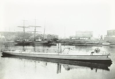 Eines der drei Torpedoboote, die für die portugiesische Regierung gebaut wurden, London, 1881 von English Photographer