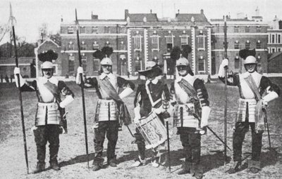 Pikenier der Honourable Artillery Company, London von English Photographer