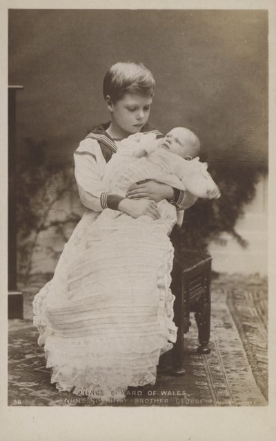 Prinz Edward von Wales, der seinen kleinen Bruder George pflegt (s/w Foto) von English Photographer