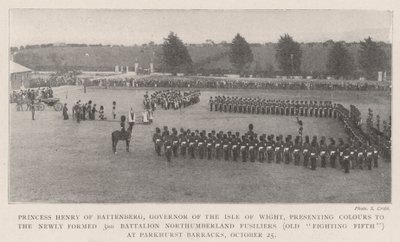 Prinzessin Henry von Battenberg, Gouverneurin der Isle of Wight, überreicht Farben an das neu gegründete 3. Bataillon Northumberland Fusiliers (Old Fighting Fifth) in den Parkhurst Barracks, 25. Oktober von English Photographer