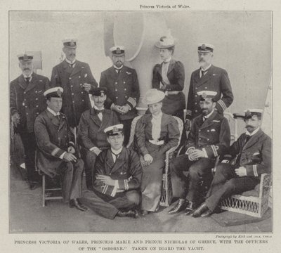 Prinzessin Victoria von Wales, Prinzessin Marie und Prinz Nikolaus von Griechenland mit den Offizieren der Osborne, an Bord der Yacht aufgenommen von English Photographer