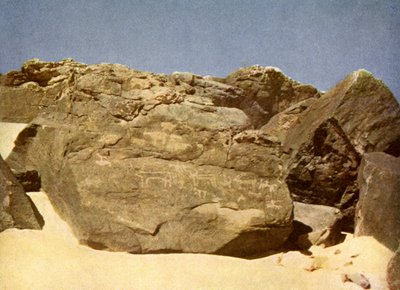 Fels mit prähistorischen Hieroglyphen, Ägypten. von English Photographer