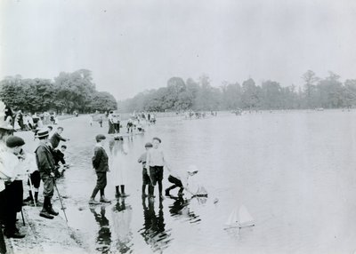 Round Pond, Kensington Gardens von English Photographer