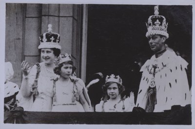Königliche Familie nach der Krönung von König George VI von English Photographer