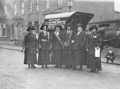 Schottische Suffragetten kommen in London an, um eine Petition zu überreichen von English Photographer