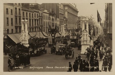 Selfridges, Friedensdekorationen von English Photographer