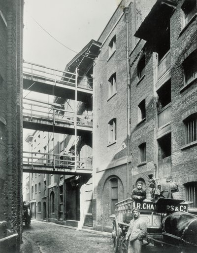 Shad Thames, London, 1890 von English Photographer