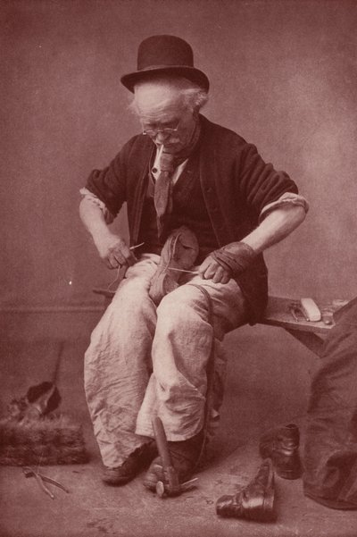 Schuhmacher bei der Arbeit von English Photographer
