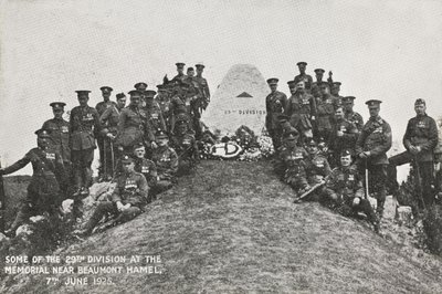 Einige der 29. Division am Denkmal in der Nähe von Beaumont Hamel, 7. Juni 1925 von English Photographer
