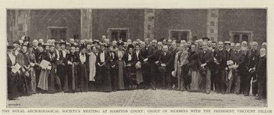 Das Treffen der Royal Archaeological Society in Hampton Court, Gruppe von Mitgliedern mit dem Präsidenten, Viscount Dillon von English Photographer