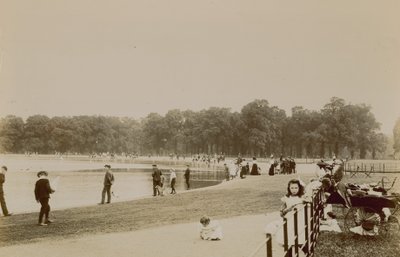 Die Serpentine, Hyde Park, London von English Photographer