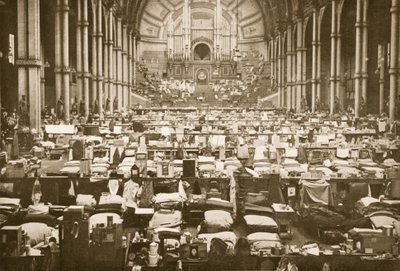 Der Schlafsaal, Alexandra Palace, Illustration aus Deutsche Gefangene in Großbritannien (Fotogravur) von English Photographer