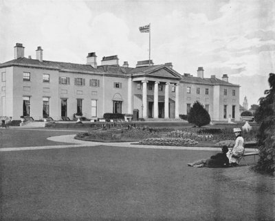 Die Residenz des Vizekönigs in Dublin (s/w Foto) von English Photographer