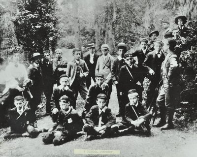 Die erste Schulfahrt des London School Board. Kinder der Bell Road Higher Grade School, Peckham besuchen ein Bergwerk im Forest of Dean, 1896 von English Photographer