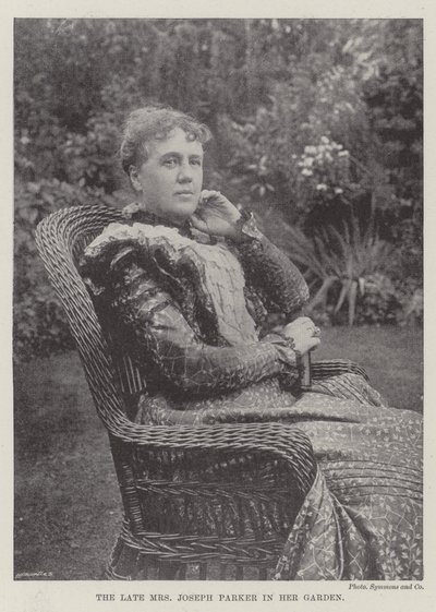 Die verstorbene Frau Joseph Parker in ihrem Garten von English Photographer