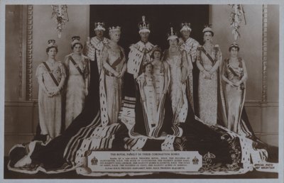 Die königliche Familie in ihren Krönungsroben (s/w Foto) von English Photographer