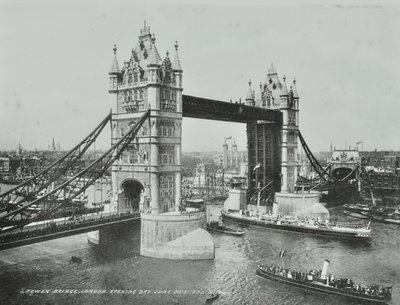 Tower Bridge am Tag ihrer Eröffnung, 1894 von English Photographer