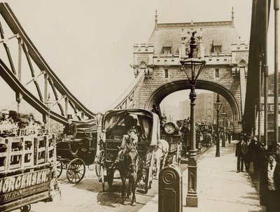 Verkehr über die Tower Bridge von English Photographer