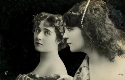 Zwei Frauen posieren (s/w Foto) von English Photographer