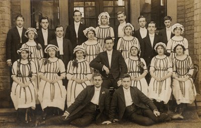 Ungewöhnliche Gruppe junger Männer und Frauen, frühes 20. Jahrhundert von English Photographer