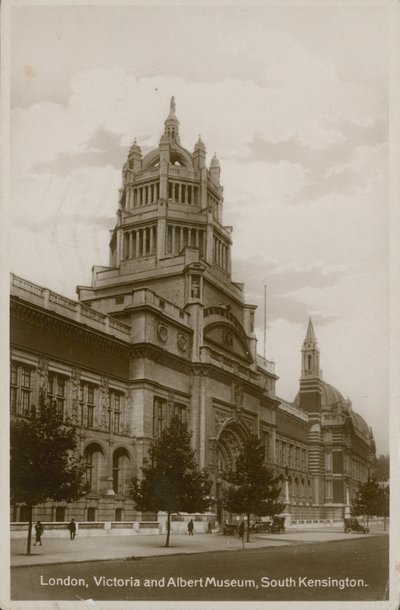 Victoria and Albert Museum, South Kensington, London von English Photographer