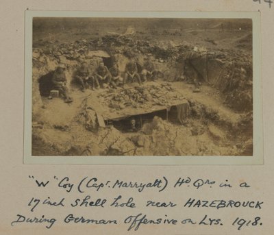 „W“ Kompanie (Hauptmann Marryatt) Hd Qrs in einem 17-Zoll-Granatenloch in der Nähe von HAZEBROUCK während der deutschen Offensive auf LYS, 1918 von English Photographer