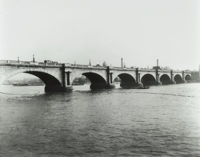 Waterloo Bridge: Blick vom Nordufer, 1895 von English Photographer