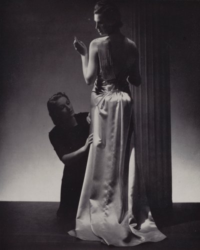 Frau wird für ein Kleid angepasst von English Photographer