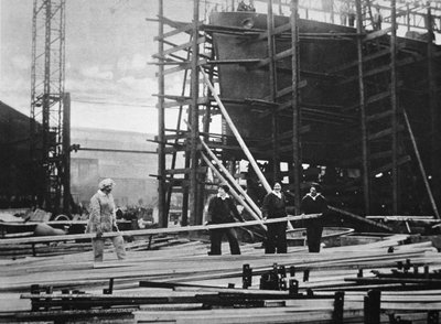 Frauen bei der Arbeit in einer Marinewerft von English Photographer