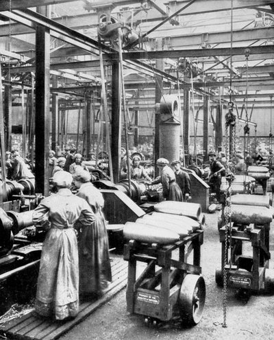 Frauen stellen hochexplosive Granaten her von English Photographer
