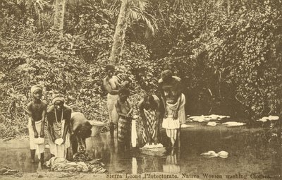 Frauen waschen Kleidung in einem Fluss, Sierra Leone von English Photographer