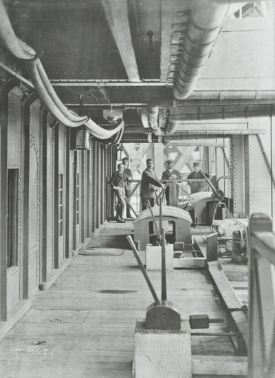 Woolwich Ferry: Nordpontons hydraulische Hebebühne, 1896 von English Photographer
