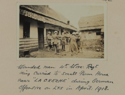 Verwundete Männer, 4. Worc: Regt. werden während der deutschen Offensive auf LYS, April 1918, zu einem kleinen Bauernhaus in der Nähe von „LA CRECHE“ gebracht von English Photographer