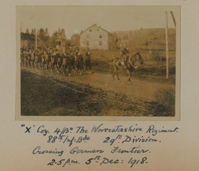 „X“ Kompanie 4Bn. Das Worcestershire Regiment, 88. Inf: Bde. 29. Division, Überqueren der deutschen Grenze um 14:05 Uhr am 5. Dez: 1918 von English Photographer