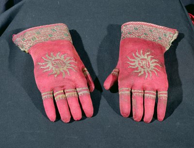 Ein Paar gestrickte Seidenhandschuhe, möglicherweise einst im Besitz von Erzbischof William Warham, spätes 15. oder frühes 16. Jahrhundert von English School