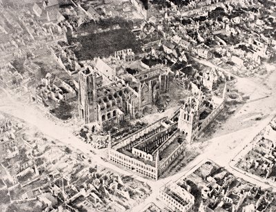 Luftaufnahme von Ypern im Jahr 1915 nach den ersten und zweiten Schlachten von Ypern, aus 