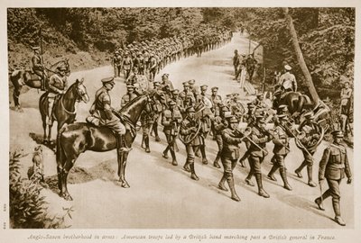 Anglo-Sächsische Brüderlichkeit in den Waffen: Amerikanische Truppen, angeführt von einer britischen Band, marschieren an einem britischen General in Frankreich vorbei, 1914-19 von English School
