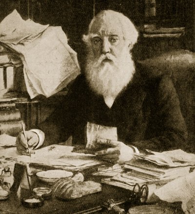 Austen Henry Layard sitzt an seinem Schreibtisch von English School
