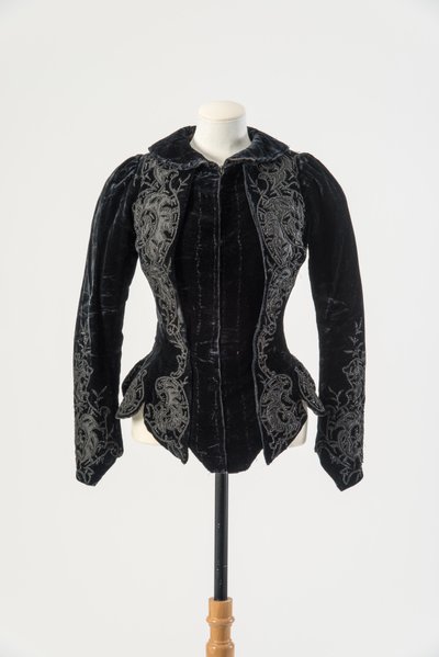 Schwarze Samtjacke bestickt mit aufgenähten schwarzen Seiden- und Metallperlen, späte 1890er Jahre von English School