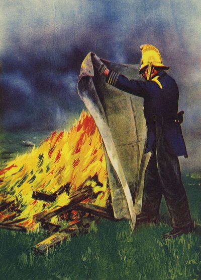 Feuerwehrmann experimentiert mit einer Asbest-Feuerdecke von English School