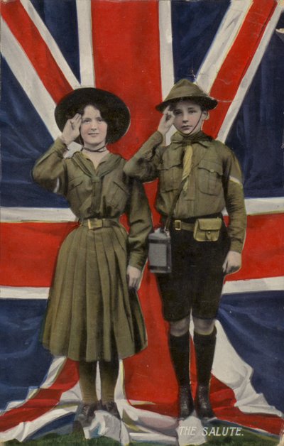 Pfadfinderin und Pfadfinder salutieren vor der Union Flagge von English School
