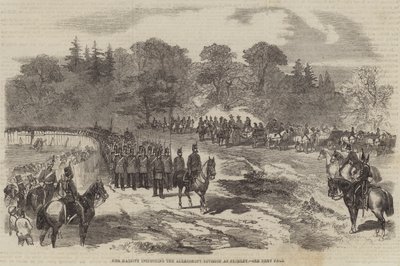Ihre Majestät inspiziert die Aldershott-Division in Frimley (Gravur) von English School