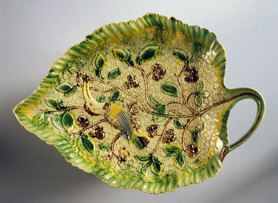 Blattförmige Schale mit Weinreben und exotischem Vogel, 1760-70 von English School