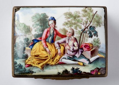Rechteckige Schachtel mit Liebespaar in einer Landschaft auf dem Deckel und gemalten Blumen und Insekten an den geformten Seiten von English School
