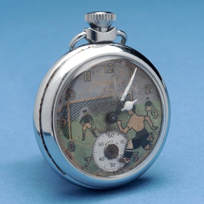 Taschenuhr mit einem Bild eines Fußballspielers von English School