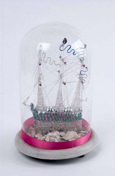 Schiff aus gesponnenem Glas unter einer Glaskuppel, ca. 1820 von English School