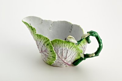 Staffordshire Saucenboot aus geformten Blättern und Zweiggriff, ca. 1749-60 von English School
